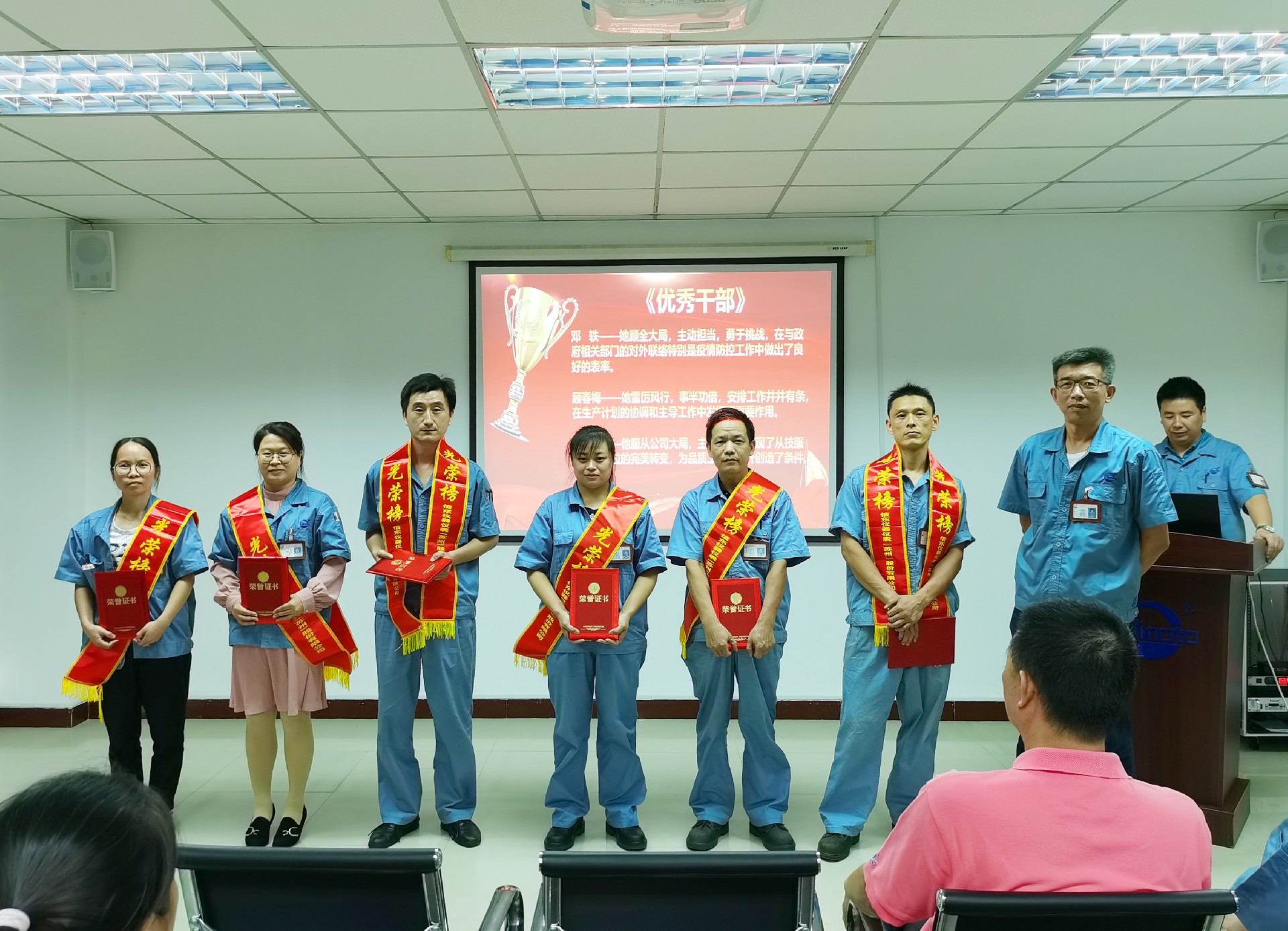 4 副总经理高鸿毅与“业务标兵”获奖者合影.jpg